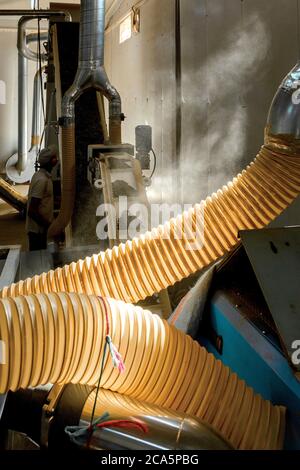 Maroc, Meknes, procédé industriel de traitement et de transformation des plantes Banque D'Images