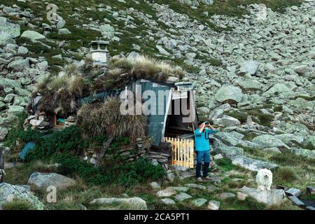 France, Ariège, Aulus les bains, Lastou, berger devant sa cabane Banque D'Images