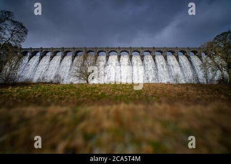 Barrage qui ferme le lac Vyrnwy. Mis en évidence par la pause du soleil dans des conditions de neige à la suite de la tempête Ciara. Banque D'Images