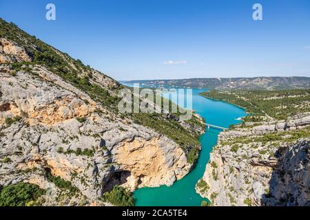 France, Alpes de haute-Provence, réserve naturelle régionale du Verdon, entrée du Grand Canyon du Verdon, lac de Sainte-Croix et pont du Galetas Banque D'Images