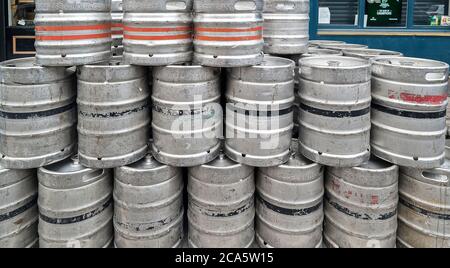 Pile de fûts de bière argentée, Dublin, Irlande Banque D'Images