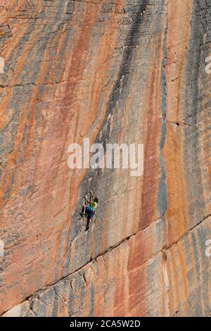 Australie, Victoria, Monts Grampiants, escalade à Eureka Wall, l'itinéraire est appelé principe Archimedes, c'est un itinéraire sans piton en place, l'escalade est faite sur les grimpeurs St?phane Husson Banque D'Images