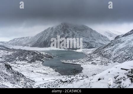 Une vue panoramique depuis la 'Devils Kitchen' au pays de Galles. Lors de fortes chutes de neige après la tempête Ciara. Banque D'Images