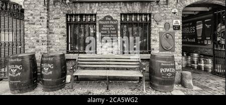 Vue extérieure de l'entrée du Brazen Head Pub, Dublin, Irlande Banque D'Images