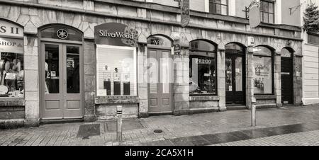 Vue sur les vitrines et le pavé, ville de Galway, comté de Galway, Irlande Banque D'Images