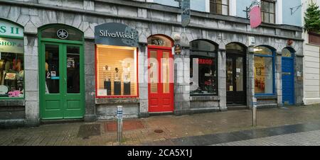 Vue sur les vitrines et le pavé, ville de Galway, comté de Galway, Irlande Banque D'Images