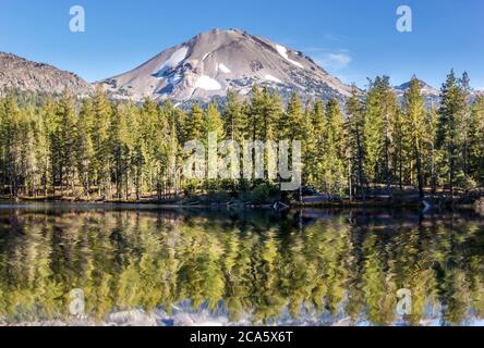 Lac Mirror dans le parc national volcanique de Lassen, Californie, États-Unis Banque D'Images