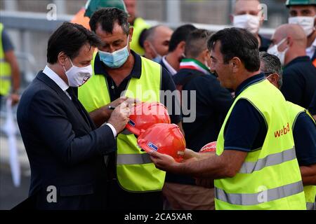 Gênes, Italie. 03ème août 2020. Le Premier ministre italien Giuseppe Conte porte un masque facial signe le capuchon protecteur des ouvriers du chantier de construction lors de la cérémonie d'inauguration officielle du nouveau pont de San Giorgio. Le nouveau pont de San Giorgio conçu par l'architecte Renzo Piano remplace le pont de Morandi qui s'est effondré en août 2018 et le nouveau Le Bridge doit rouvrir le 05 août 2020 lors de la cérémonie d'inauguration. Crédit : SOPA Images Limited/Alamy Live News Banque D'Images