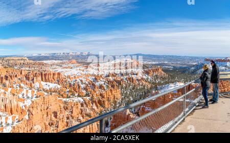 Vue depuis le point de vue panoramique de Sunset point, l'amphithéâtre de Bryce, le parc national de Bryce Canyon, Utah, États-Unis Banque D'Images