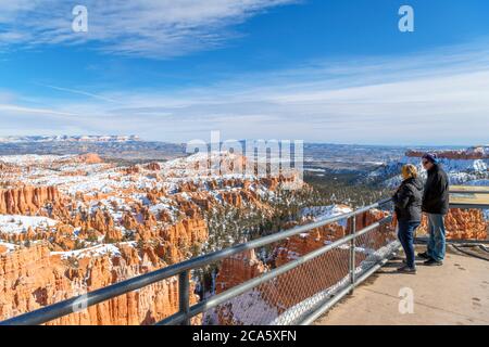 Vue depuis le point de vue panoramique de Sunset point, l'amphithéâtre de Bryce, le parc national de Bryce Canyon, Utah, États-Unis Banque D'Images