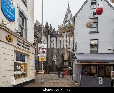 Vue sur le restaurant, la boutique et l'église derrière, Galway City, comté de Galway, Irlande Banque D'Images