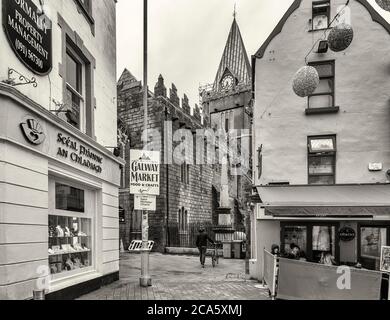 Vue sur le restaurant, la boutique et l'église derrière, Galway City, comté de Galway, Irlande Banque D'Images