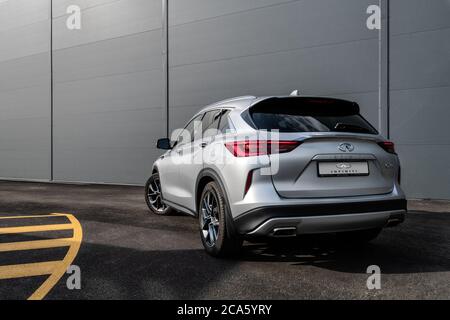 Kiev, Ukraine - 9 juin 2020 : Infiniti QX50 devant un bâtiment moderne dans le centre-ville Banque D'Images