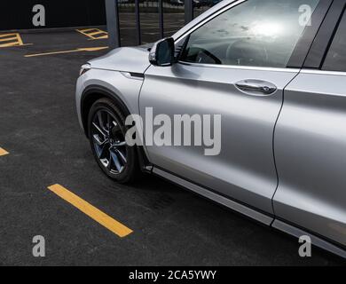 Kiev, Ukraine - 9 juin 2020: Vue latérale de l'Infiniti QX50 sur le parking Banque D'Images