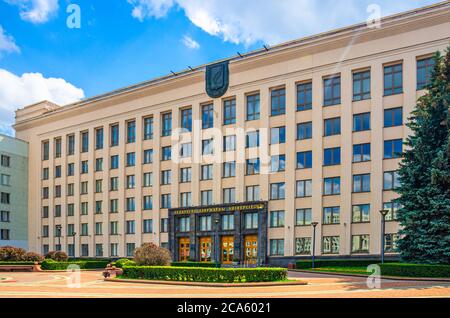 Minsk, Bélarus, 26 juillet 2020 : bâtiment de l'Université d'État béloroussienne sur la place de l'indépendance dans le centre historique de la ville de Minsk, ciel bleu nuages blancs dans la journée ensoleillée d'été Banque D'Images