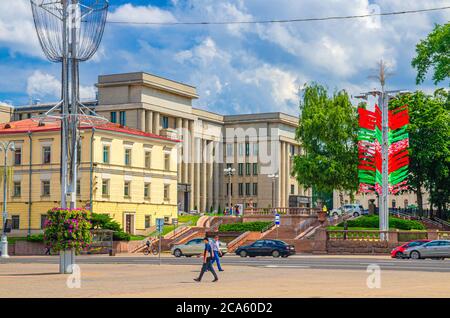 Minsk, Bélarus, 26 juillet 2020 : avenue de l'indépendance avec voitures d'équitation, personnes marchant sur la place d'octobre et Maison centrale des officiers des Forces armées ou bâtiment du Palais de l'Armée dans le centre-ville Banque D'Images