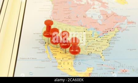 Rouge, épingles de marquage pointues sur la carte à la frontière entre le Mexique et les États-Unis d'Amérique, carte couleur, photo conceptuelle, Brésil, Amérique du Sud Banque D'Images