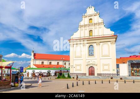 Minsk, Bélarus, 26 juillet 2020 : église catholique St. Joseph construction baroque de style architecture sur place dans le centre historique de la ville haute-ville, ciel bleu nuages blancs dans la journée ensoleillée d'été Banque D'Images