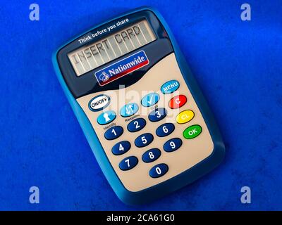 Lecteur de carte national avec instructions pour INSÉRER LA CARTE. (Un code PIN, puis généré temporairement, est ensuite saisi pour accéder aux services bancaires sur Internet). Banque D'Images