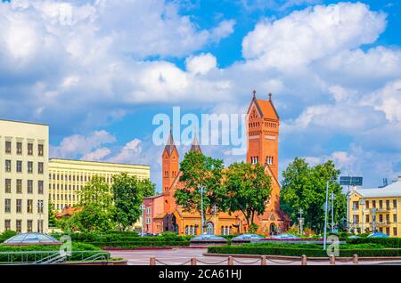 Église catholique romaine Saints Simon et Helena ou Église rouge sur la place de l'indépendance dans le centre historique de la ville de Minsk, ciel bleu nuages blancs dans la journée ensoleillée d'été, République du Bélarus Banque D'Images