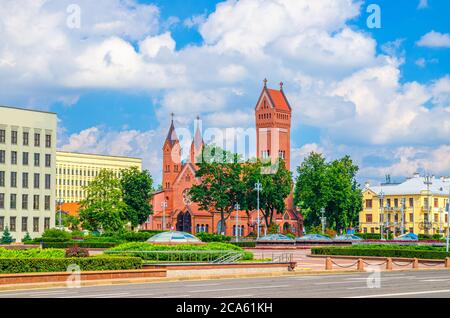 Église catholique romaine Saints Simon et Helena ou Église rouge sur la place de l'indépendance dans le centre historique de la ville de Minsk, ciel bleu nuages blancs dans la journée ensoleillée d'été, République du Bélarus Banque D'Images