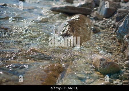 l'eau lave les pierres par temps ensoleillé Banque D'Images