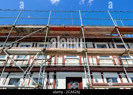 échafaudage dans une maison à colombages actuellement en cours de rénovation Banque D'Images