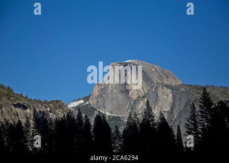Belle vue sur la nature de Half Dome dans le parc national de Yosemite, Californie Banque D'Images