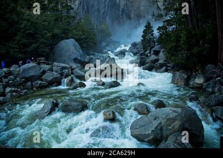 Belles vues sur la nature sous les chutes de Bridalveil dans le parc national de Yosemite, Californie Banque D'Images