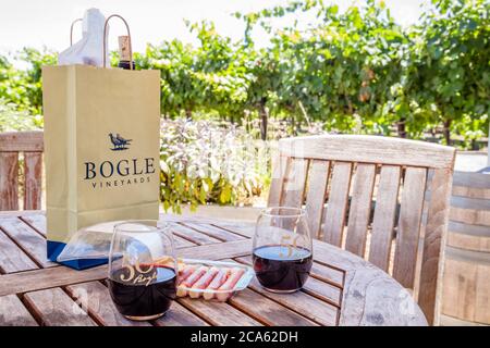 Bouteilles de vin achetées et dégustation de vins à l'extérieur dans les vignobles de Bogle à Clarksburg, Californie Banque D'Images