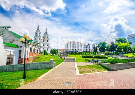 Haute ville de Minsk avec la cathédrale de l'Esprit Saint Église orthodoxe bâtiment de style baroque et escalier dans le centre historique de la ville, ciel bleu nuages blancs dans le soleil jour d'été, République du Bélarus Banque D'Images
