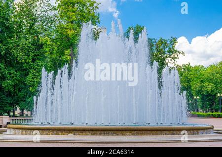 Fontaine près de l'Opéra et du Ballet Théâtre bâtiment dans le parc dans le quartier de Trinity Hill du centre historique de la ville de Minsk, ciel bleu nuages blancs dans le soleil jour d'été, République du Bélarus Banque D'Images