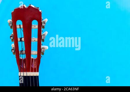 Différentes perspectives du cou et de la tête d'une guitare espagnole dans le jardin Banque D'Images