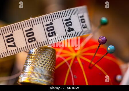 Détail des différents objets que nous pouvons trouver dans une boîte à coudre: Fils, aiguilles, épingles, tambour, mètre ruban Banque D'Images