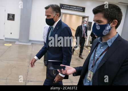 Washington, États-Unis. 04e août 2020. Le sénateur Mitt Romney (R-UT) est vu dans le métro du Sénat du Capitole des États-Unis à Washington, DC, États-Unis, le mardi 4 août 2020. Les négociations se poursuivent entre la Maison-Blanche et le Congrès sur le prochain plan de relance avant que le Sénat ne se brise pour son ajournement prévu en août. Photo de Sarah Silbiger/UPI crédit: UPI/Alay Live News Banque D'Images