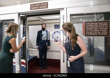 Washington, États-Unis. 04e août 2020. Le sénateur Mitt Romney (R-UT) est vu dans le métro du Sénat du Capitole des États-Unis à Washington, DC, États-Unis, le mardi 4 août 2020. Les négociations se poursuivent entre la Maison-Blanche et le Congrès sur le prochain plan de relance avant que le Sénat ne se brise pour son ajournement prévu en août. Photo de Sarah Silbiger/UPI crédit: UPI/Alay Live News Banque D'Images