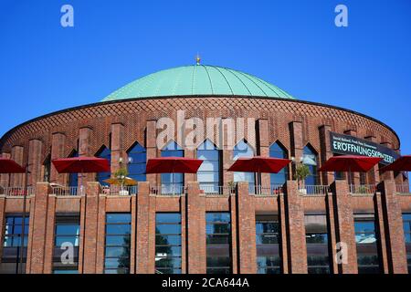 Tonhalle, situé au bord du Rhin, est une célèbre salle de concert internationale, érigée le 1925/26. Il a une belle vue depuis la terrasse sur le toit. Banque D'Images