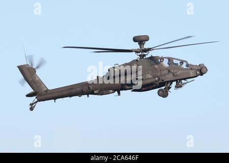 L'hélicoptère d'attaque Apache AAC débarque à l'aérodrome de Wattisham. Banque D'Images