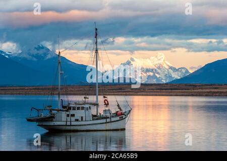 Voilier sur son dernier espoir, en arrière-plan du Paine, Puerto Natales, Chili Banque D'Images