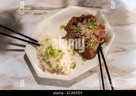 Bœuf vietnamien aux graines de sésame grillées avec côté de riz blanc Banque D'Images