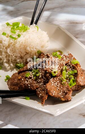 Bœuf vietnamien aux graines de sésame grillées avec côté de riz blanc Banque D'Images