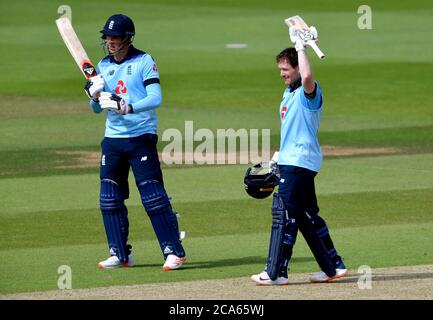 Le capitaine d'Angleterre Eoin Morgan (à droite) célèbre son siècle au cours du troisième match international One Day au Ageas Bowl, à Southampton. Banque D'Images