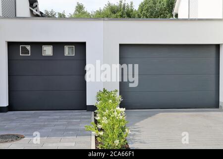 Deux nouvelles portes de garage modernes (portes sectionnelles) Banque D'Images