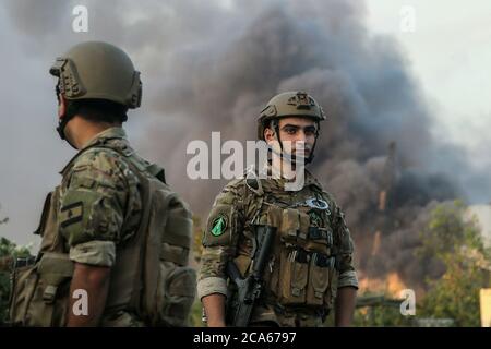 Beyrouth, Liban. 04e août 2020. Des soldats militaires libanais sont présents près du site d'une explosion massive dans le port de Beyrouth. Credit: Marwan Naamani/dpa/Alamy Live News Banque D'Images