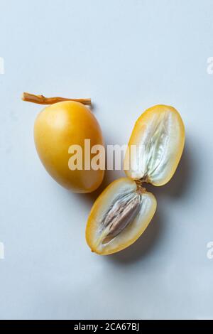 jaune frais dattes fruits isolat sur fond blanc Banque D'Images