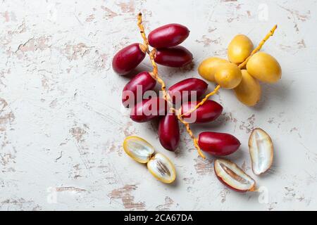 jaune et rouge dattes fraîches fruits isolat sur fond blanc Banque D'Images