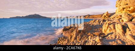 Lever de soleil sur la mer et la côte rocheuse, Mer de Cortez, Cabo Pulmo, Baja California sur, Mexique Banque D'Images