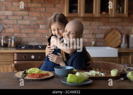 Petite fille aimante hug cancer malade jeune maman Banque D'Images