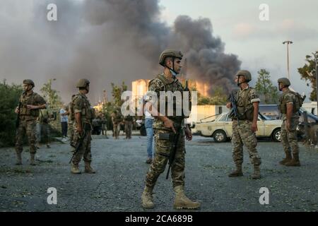 Beyrouth, Liban. 04e août 2020. Des soldats militaires libanais sont présents près du site d'une explosion massive dans le port de Beyrouth. Credit: Marwan Naamani/dpa/Alamy Live News Banque D'Images