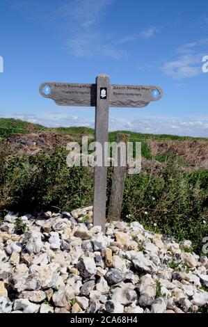 Un Fingerpost sur la South Downs Way dans East Sussex marquant le méridien de Greenwich. C'est la ligne par laquelle la longitude est mesurée. Banque D'Images